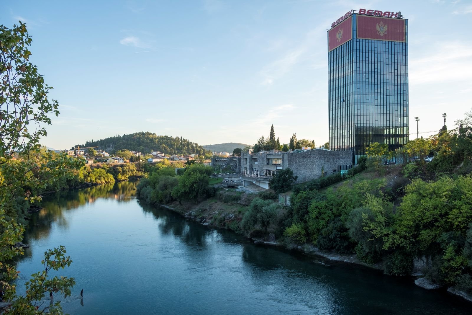 Zavrsen soliter pored hotela Podgorica