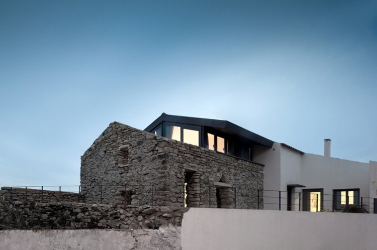7.	Sintra House (Orgânica Arquitectura) ( Izvor https://www.archdaily.com/162889/cabrela-house-organica-arquitectura