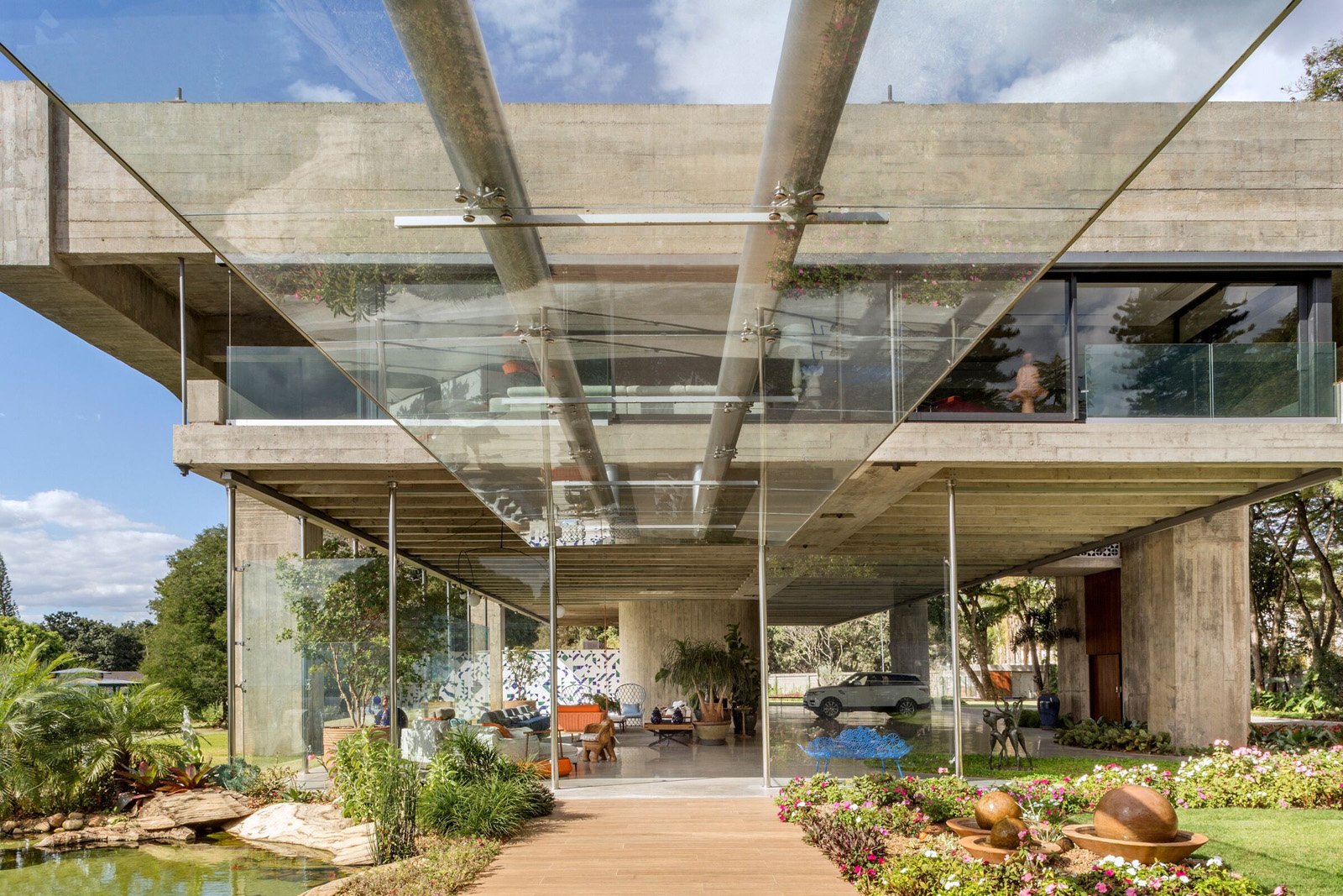 © Edgard Cesar NAPISALA: Danica Mihaljević Davidović, diplomirani inženjer pejzažne arhitekture Kuća od betona/The concrete house,  k.n.associates, Indija ©Tejas Shah Rekonstrukcija stambenog objekta butalističkog stila/The brutalist house,  Arquitécnika, Brazil