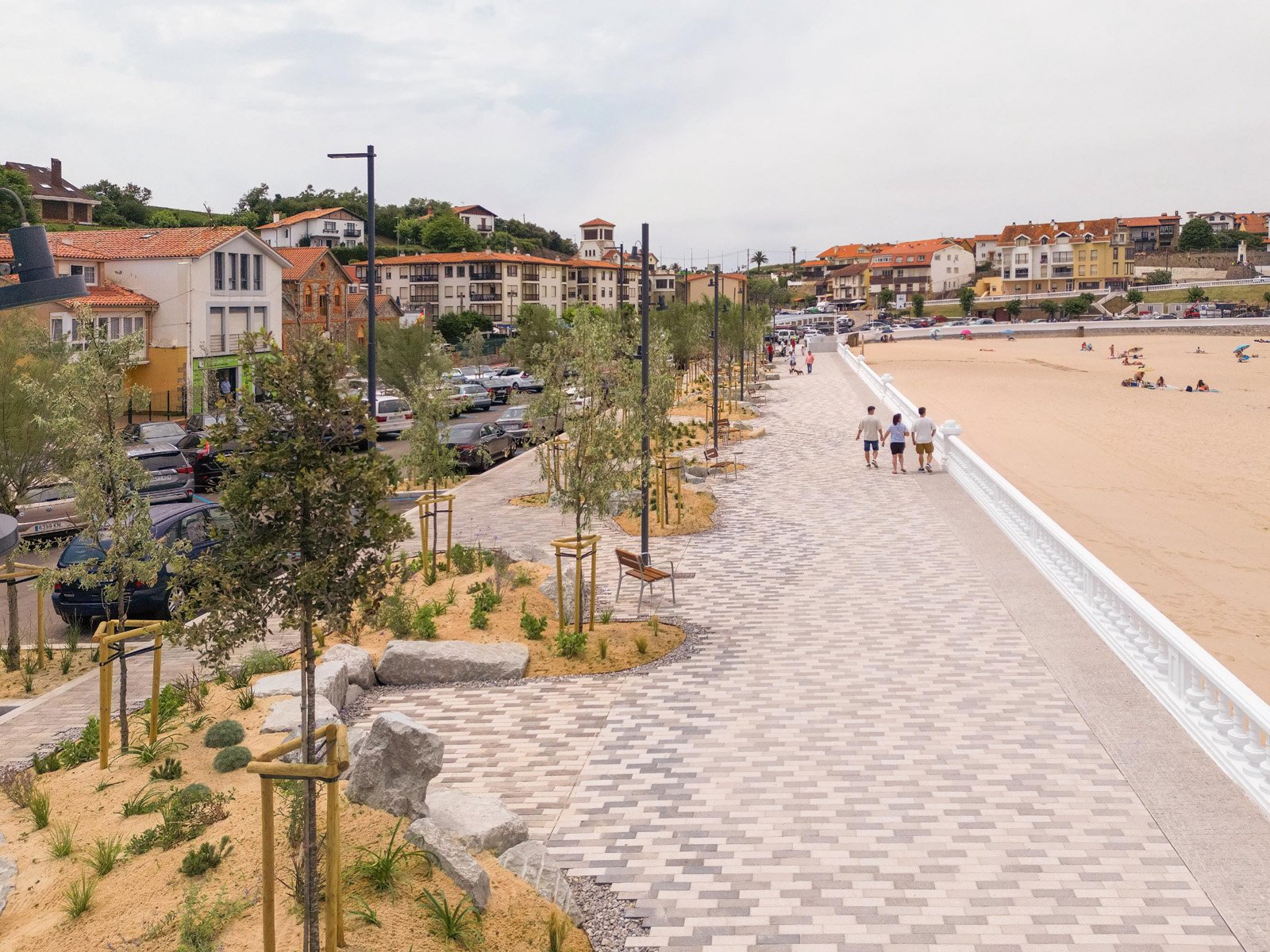COMILLAS: ŠETALIŠTE KOJE NE BJEŽI OD PIJESKA